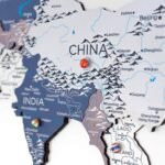 Carte du Monde 3D en Bois Gris Bleu et Blanc - vue 6