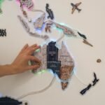 Carte du Monde en Bois avec LED Bleu Gris et Beige - vue 6