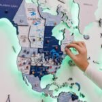 Carte du Monde Lumineuse Bleue en Bois 3D - vue 2
