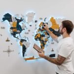 Carte du Monde en Bois Lumineuse Moutarde et Bleu