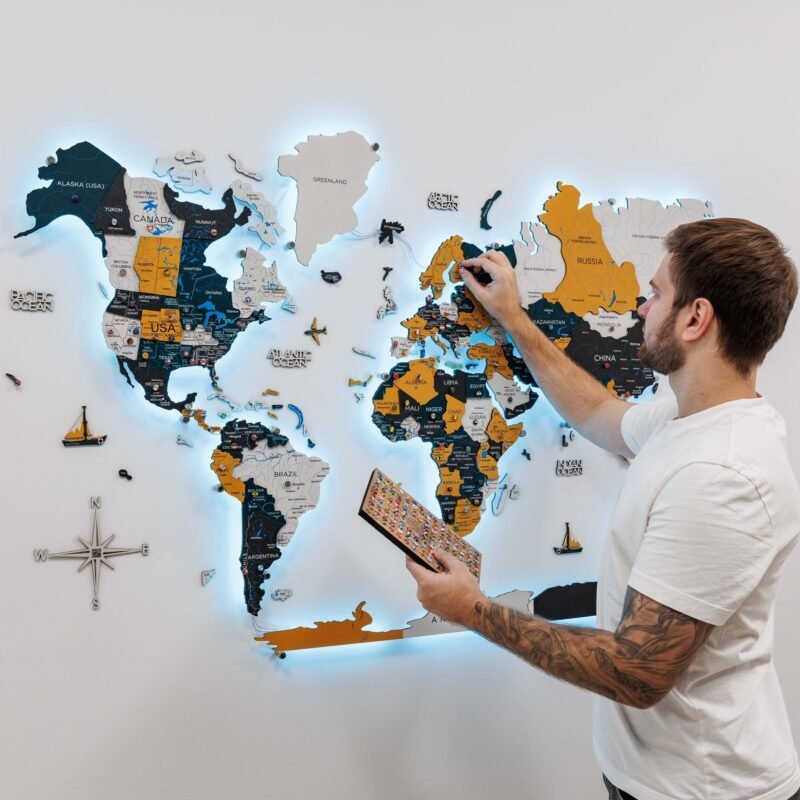 Carte du Monde en Bois Lumineuse Moutarde et Bleu