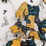 Carte du Monde en Bois Lumineuse Moutarde et Bleu - vue 2