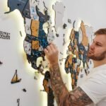 Carte du Monde en Bois Lumineuse Moutarde et Bleu - vue 5