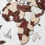 Carte du Monde Phosphorescente en Bois 3D Cappuccino - vue 3