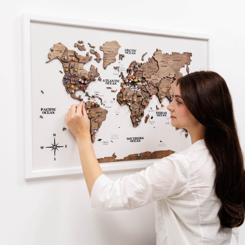 Tableau Carte du Monde en Bois Teinte Noyer en Relief