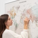 Tableau Carte du Monde Coloré Toile à Épingler - vue 3