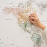 Tableau Carte du Monde Coloré Toile à Épingler - vue 6